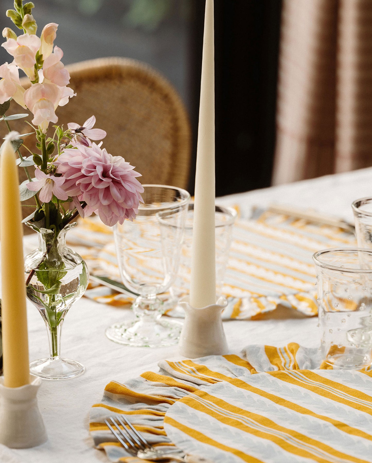 EnglishOak_Linen_Placemat_Balu_London_Blush_Blue_Lifestyle_3